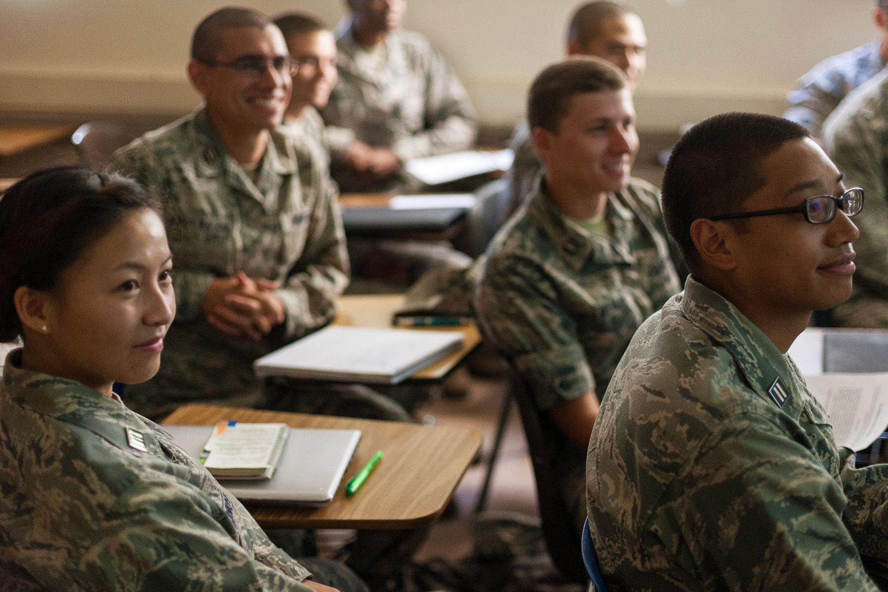 在教室里的军人和退伍军人学生.