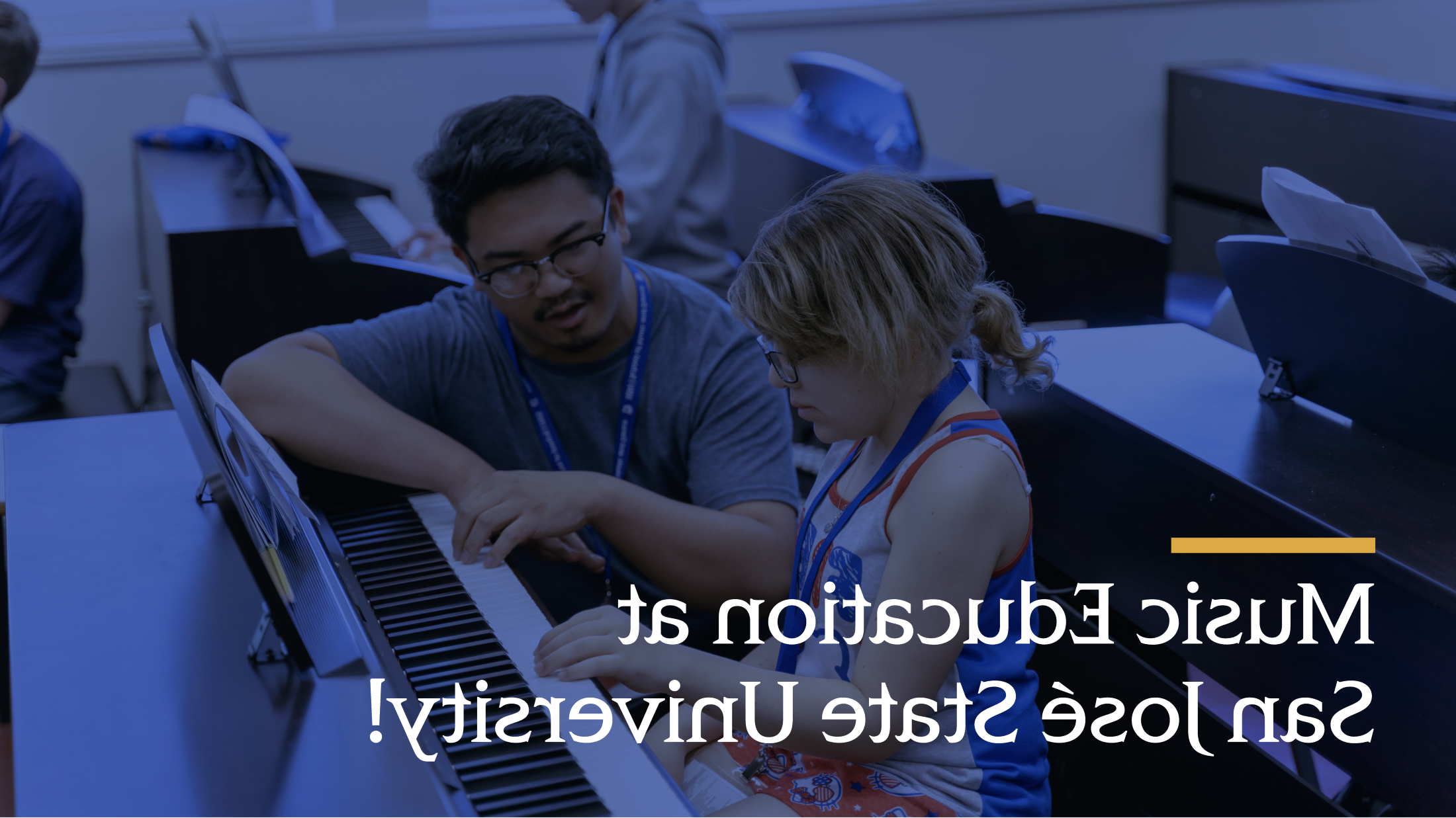 一位老师教一位年轻的学生如何弹奏键盘.