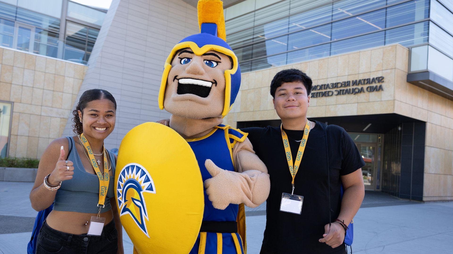 Sammy welcomes new 利记 students to frosh orientation.